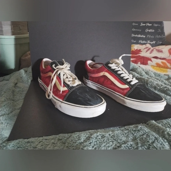 Vans with a graffiti flame colorway - Picture 4 of 12